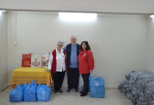 Πέντε κούτες τρόφιμα από το 1ο Γυμνάσιο για τους απόρους