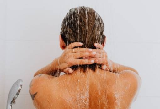 Το κόλπο για να σπαταλάς λιγότερο νερό όταν κάνεις μπάνιο