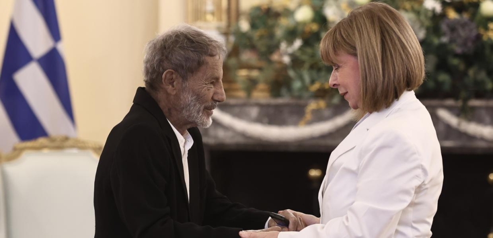 &Pi;&alpha;&rho;&alpha;&sigma;&eta;&mu;&omicron;&phi;ό&rho;&eta;&sigma;&eta; &tau;&omicron;&upsilon; &Mu;&alpha;&nu;&iota;ά&tau;&eta; &Sigma;&tau;&alpha;ύ&rho;&omicron;&upsilon; &Xi;&alpha;&rho;&chi;ά&kappa;&omicron;&upsilon; &alpha;&pi;ό &tau;&eta;&nu; &Pi;&rho;ό&epsilon;&delta;&rho;&omicron; &tau;&eta;&sigmaf; &Delta;&eta;&mu;&omicron;&kappa;&rho;&alpha;&tau;ί&alpha;&sigmaf; (&Phi;&Omega;&Tau;&Omicron;)