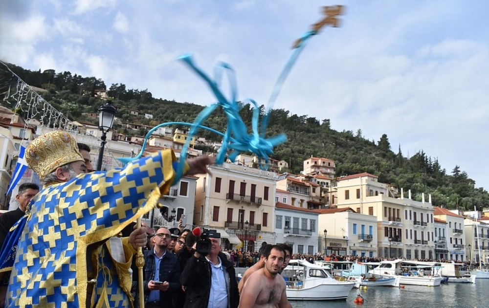 &Phi;&omega;&tau;&iota;&sigma;&mu;έ&nu;&alpha; &kappa;&alpha;&iota; &epsilon;&upsilon;&lambda;&omicron;&gamma;&eta;&mu;έ&nu;&alpha; &Theta;&epsilon;&omicron;&phi;ά&nu;&iota;&alpha; &sigma;&tau;&omicron; &Gamma;ύ&theta;&epsilon;&iota;&omicron;