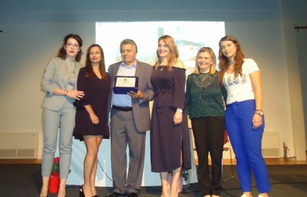 &Xi;ύ&pi;&nu;&eta;&sigma;&alpha;&nu; &mu;&nu;ή&mu;&epsilon;&sigmaf; &laquo;&Omicron;&iota; &Alpha;&epsilon;&tau;&omicron;ί &tau;&eta;&sigmaf; &Kappa;&alpha;&rho;ί&tau;&sigma;&alpha;&sigmaf;&raquo; (&Phi;&Omega;&Tau;&Omicron;)