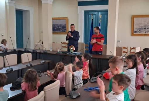 Ενώπιος ενωπίω με τους μαθητές  του 8ου Νηπιαγωγείου Σπάρτης ο δήμαρχος