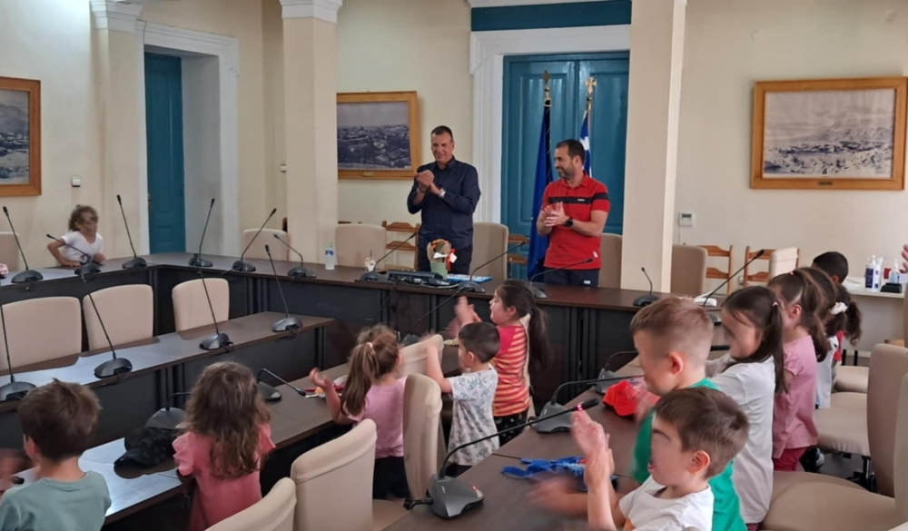 &Epsilon;&nu;ώ&pi;&iota;&omicron;&sigmaf; &epsilon;&nu;&omega;&pi;ί&omega; &mu;&epsilon; &tau;&omicron;&upsilon;&sigmaf; &mu;&alpha;&theta;&eta;&tau;έ&sigmaf;  &tau;&omicron;&upsilon; 8&omicron;&upsilon; &Nu;&eta;&pi;&iota;&alpha;&gamma;&omega;&gamma;&epsilon;ί&omicron;&upsilon; &Sigma;&pi;ά&rho;&tau;&eta;&sigmaf; &omicron; &delta;ή&mu;&alpha;&rho;&chi;&omicron;&sigmaf;