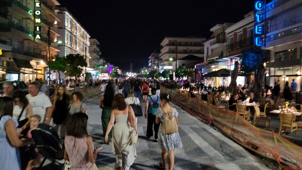 &Tau;ό&nu;&omega;&sigma;&eta; &alpha;&gamma;&omicron;&rho;ά&sigmaf; &kappa;&alpha;&iota; &delta;&iota;&alpha;&sigma;&kappa;έ&delta;&alpha;&sigma;&eta; &sigma;&tau;&eta; &laquo;&Lambda;&epsilon;&upsilon;&kappa;ή &Nu;ύ&chi;&tau;&alpha;&raquo; (&Phi;&Omega;&Tau;&Omicron;-VIDEO)