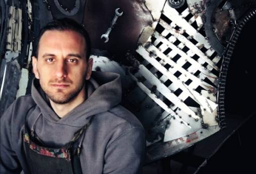 «Με ενθουσιάζει ότι μπορώ να δώσω πλαστικότητα σε ένα σκληρό, ψυχρό και διαβρωμένο υλικό.»