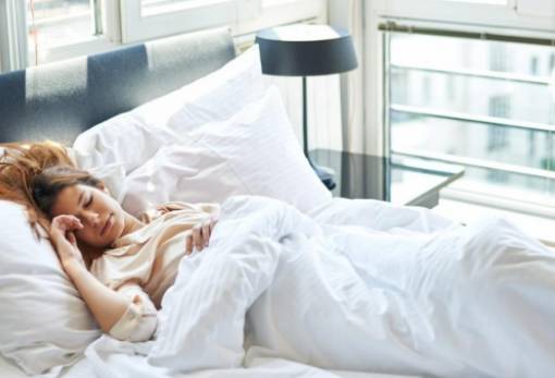 Ύπνος: Δέκα τροφές που πρέπει να αποφεύγεις πριν κοιμηθείς