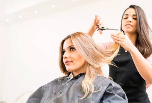 Κούρεμα: Πόσες φορές το χρόνο πρέπει να κόβεις τα μαλλιά σου για να είναι υγιή και λαμπερά