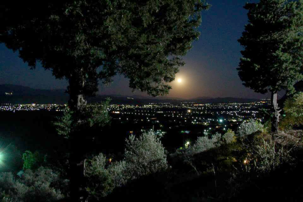 &Eta; &alpha;&upsilon;&gamma;&omicron;&upsilon;&sigma;&tau;&iota;ά&tau;&iota;&kappa;&eta; &Sigma;&epsilon;&lambda;ή&nu;&eta; &alpha;&sigma;&tau;&rho;ά&phi;&tau;&epsilon;&iota; &omicron;&lambda;ό&gamma;&epsilon;&mu;&eta; &sigma;&epsilon; &Mu;&upsilon;&sigma;&tau;&rho;ά &kappa;&alpha;&iota; &Sigma;&pi;ά&rho;&tau;&eta;