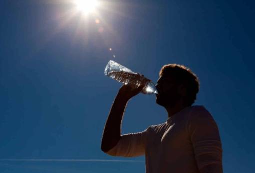 Παραμείνετε δροσεροί, ενυδατωμένοι, ενημερωμένοι κατά τη διάρκεια του καύσωνα