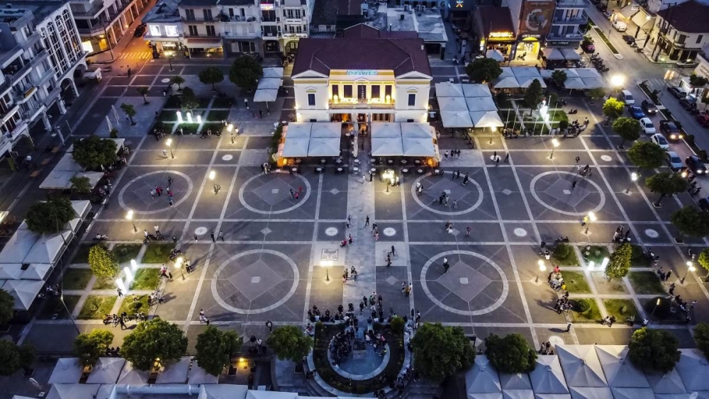 &Sigma;&pi;ά&rho;&tau;&eta;: &Eta; &pi;ό&lambda;&eta; &tau;&omicron;&upsilon; &laquo;&kappa;ά&tau;&iota;&raquo; &kappa;&alpha;&iota; &tau;&omicron;&upsilon; &laquo;&tau;ί&pi;&omicron;&tau;&alpha;&raquo;