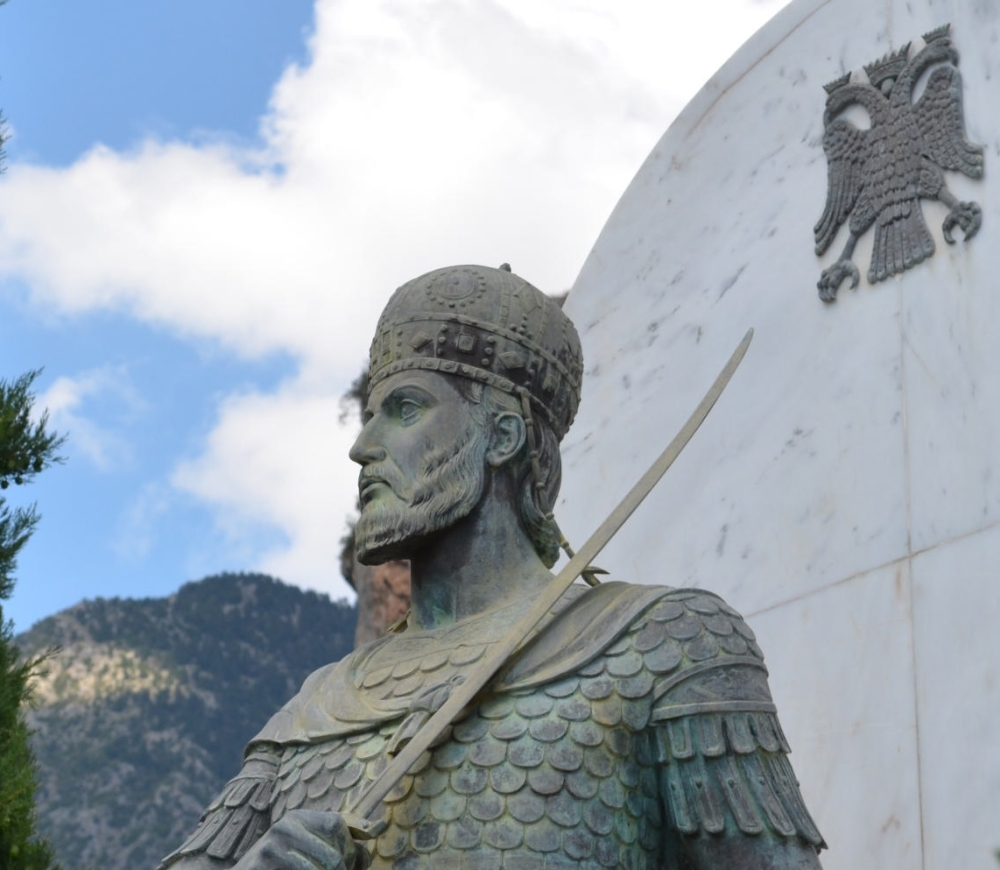 &laquo;&Pi;&alpha;&lambda;&alpha;&iota;&omicron;&lambda;ό&gamma;&epsilon;&iota;&alpha; 2025&raquo;: &Omicron;&iota; &mu;&nu;ή&mu;&epsilon;&sigmaf; &delta;&epsilon;&nu; &alpha;&lambda;ώ&nu;&omicron;&nu;&tau;&alpha;&iota;, &omicron; &Mu;&upsilon;&sigma;&tau;&rho;ά&sigmaf; &tau;&iota;&sigmaf; &pi;&epsilon;&rho;&iota;&phi;&rho;&omicron;&upsilon;&rho;&epsilon;ί