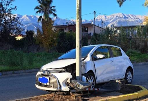 Τροχαίο με το καλημέρα: ΙΧ «καρφώθηκε» σε κολώνα στην περιμετρική Σπάρτης