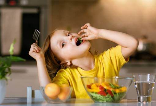 Αναπάντεχη «παρακαταθήκη» υγείας για τα μικρά κορίτσια που τρώνε υγιεινά