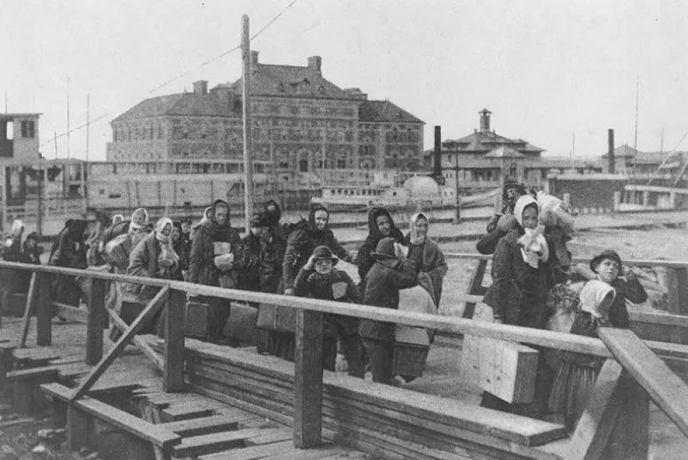 &Omicron;&iota; &pi;&rho;ώ&tau;&omicron;&iota; Έ&lambda;&lambda;&eta;&nu;&epsilon;&sigmaf; &mu;&epsilon;&tau;&alpha;&nu;ά&sigma;&tau;&epsilon;&sigmaf; &sigma;&tau;&eta;&nu; &Alpha;&mu;&epsilon;&rho;&iota;&kappa;ή | &Mu;έ&rho;&omicron;&sigmaf; &Alpha;&rsquo;