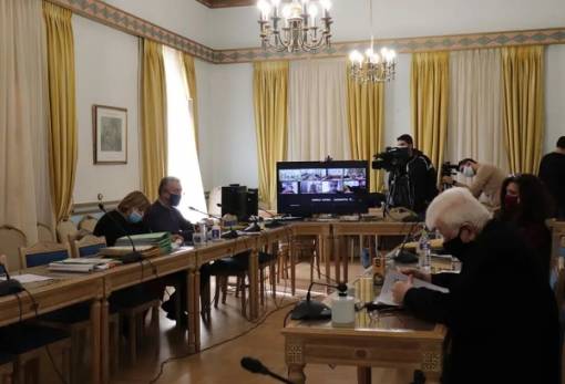 «Πυρά» μετά… παλαιών υποδημάτων