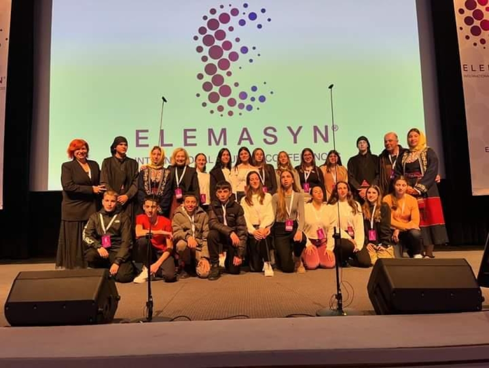 &Eta; &pi;&alpha;&rho;ά&delta;&omicron;&sigma;&eta; &tau;&eta;&sigmaf; &Mu;ά&nu;&eta;&sigmaf; &sigma;&tau;&eta;&nu; &Pi;&rho;ά&gamma;&alpha; &mu;&epsilon; &alpha;&gamma;&gamma;&epsilon;&lambda;&iota;&omicron;&phi;ό&rho;&omicron;&upsilon;&sigmaf; &mu;&alpha;&theta;&eta;&tau;έ&sigmaf; &tau;&eta;&sigmaf; &Alpha;&rho;&epsilon;ό&pi;&omicron;&lambda;&eta;&sigmaf;