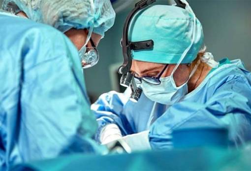 «Λιγότερες οι επιπλοκές και οι θάνατοι» σε ασθενείς που χειρουργήθηκαν από γυναίκες