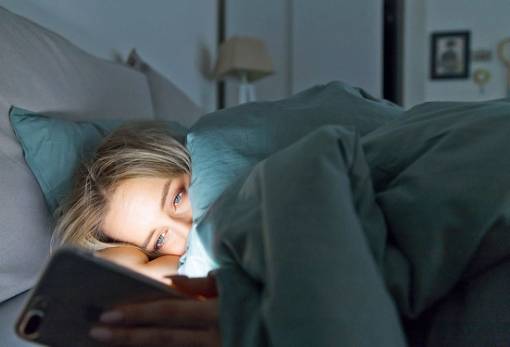 Είναι μύθος ότι αργούμε να κοιμηθούμε επειδή χαζεύουμε στο κινητό μας;