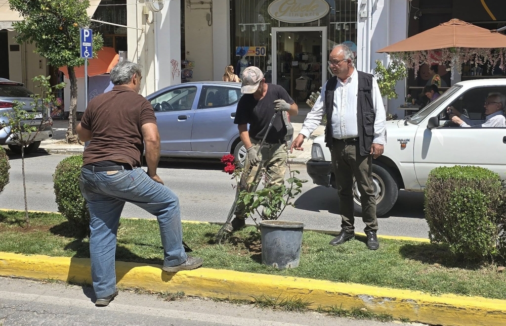 &Pi;&iota;ά&sigma;&tau;&epsilon; &pi;&omicron;&tau;&iota;&sigma;&tau;ή&rho;&iota;&alpha;, &epsilon;&kappa;&epsilon;ί &lsquo;&nu;&alpha;&iota; &tau;&alpha; &pi;&alpha;&nu;&eta;&gamma;ύ&rho;&iota;&alpha;