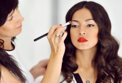 Το λάθος που κάνεις στο καλοκαιρινό μακιγιάζ σου και δεν μένει σταθερό