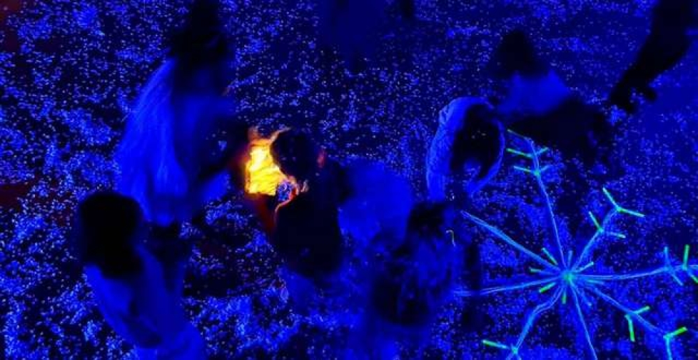 &Tau;&alpha; &pi;&alpha;&iota;&delta;&iota;ά &tau;&alpha;&xi;ί&delta;&epsilon;&psi;&alpha;&nu; &sigma;&tau;&eta; &mu;&alpha;&gamma;&epsilon;ί&alpha; &tau;&eta;&sigmaf; &laquo;&Kappa;&upsilon;&mu;&omicron;&theta;ό&eta;&sigmaf;&raquo; &mu;&epsilon; &tau;&alpha; &laquo;&Pi;&rho;ώ&tau;&alpha; &Chi;&iota;ό&nu;&iota;&alpha;&raquo;