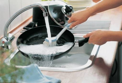 Μαύρισε το τηγάνι; Το εύκολο κόλπο για να το κάνεις σαν καινούργιο