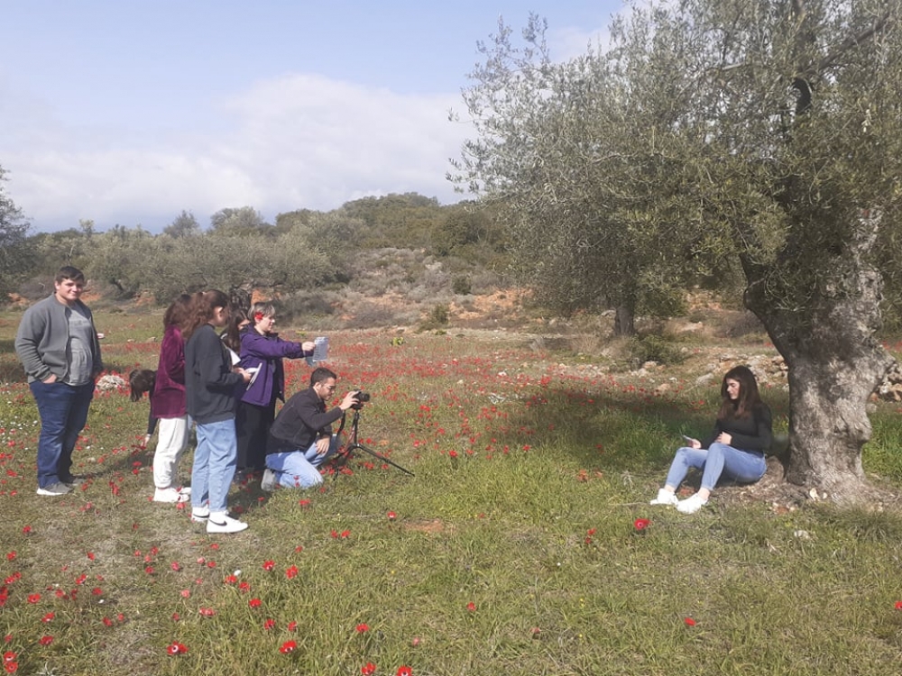 &Sigma;&tau;&omicron;&upsilon;&sigmaf; &kappa;&omicron;&rho;&upsilon;&phi;&alpha;ί&omicron;&upsilon;&sigmaf; &mu;&epsilon; &laquo;&Delta;&omega;&rho;&iota;&kappa;ό &Sigma;ά&pi;&omega;&nu;&raquo;  &tau;&omicron; &Gamma;&Epsilon;&Lambda; &Gamma;&epsilon;&rho;&alpha;&kappa;ί&omicron;&upsilon;