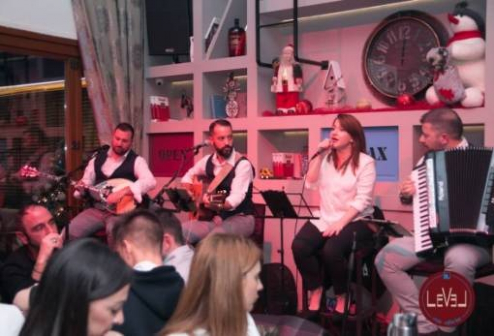 &Phi;&iota;&nu;ά&lambda;&epsilon; &mu;&iota;&alpha;&sigmaf; &mu;&omicron;&nu;&alpha;&delta;&iota;&kappa;ή&sigmaf; &mu;&omicron;&upsilon;&sigma;&iota;&kappa;ή&sigmaf; &chi;&rho;&omicron;&nu;&iota;ά&sigmaf; &mu;&epsilon; &delta;ύ&omicron; live &sigma;&tau;&omicron; &laquo;Level&raquo;!