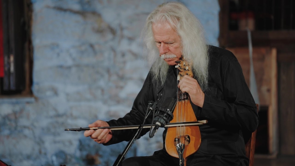 Ross Daly: &laquo;&Tau;&omicron; έ&nu;&alpha; ό&rho;&gamma;&alpha;&nu;&omicron; &mu;ό&nu;&omicron; &tau;&omicron;&upsilon; &sigma;&epsilon; &delta;&iota;ά&lambda;&omicron;&gamma;&omicron; &mu;&epsilon; &tau;&eta; &sigma;&iota;&omega;&pi;ή έ&chi;&epsilon;&iota; &mu;&iota;&alpha; &epsilon;&sigma;&omega;&tau;&epsilon;&rho;&iota;&kappa;ό&tau;&eta;&tau;&alpha; &mu;&omicron;&nu;&alpha;&delta;&iota;&kappa;ή&raquo;