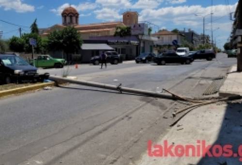 Όχημα έπεσε σε κολώνα και την ξήλωσε στη Σπάρτη (ΦΩΤΟ-VIDEO)