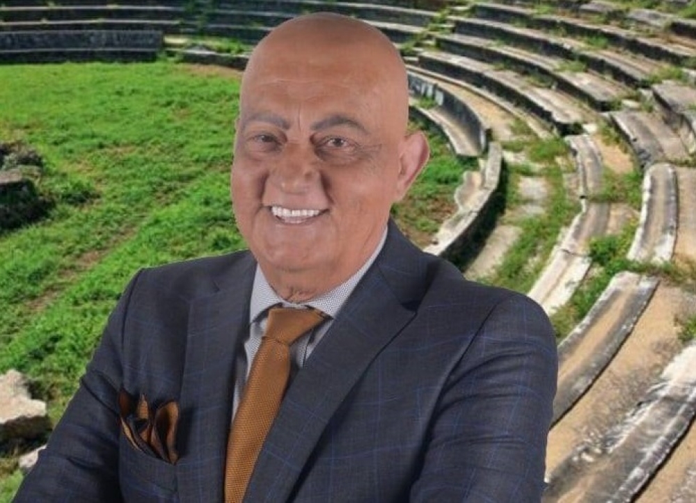 &Omicron; &Pi;&omicron;&lambda;&iota;&tau;&iota;&sigma;&mu;ό&sigmaf; έ&chi;&alpha;&sigma;&epsilon; &tau;&omicron;&nu; &sigma;&tau;&upsilon;&lambda;&omicron;&beta;ά&tau;&eta; &tau;&omicron;&upsilon;: &Eta; &Mu;ά&nu;&eta; &pi;&epsilon;&nu;&theta;&epsilon;ί &tau;&omicron;&nu; &Delta;&eta;&mu;ή&tau;&rho;&eta; &Rho;&omicron;&zeta;ά&kappa;&eta;