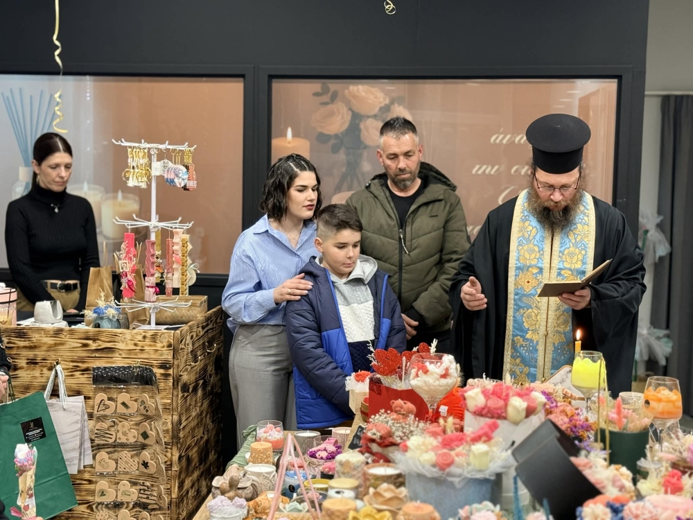 Louvi &Eacute;clat: &Mu;&epsilon; &zeta;&epsilon;&sigma;&tau;ή &alpha;&tau;&mu;ό&sigma;&phi;&alpha;&iota;&rho;&alpha; &kappa;&alpha;&iota; &epsilon;&nu;&tau;&upsilon;&pi;&omega;&sigma;&iota;&alpha;&kappa;έ&sigmaf; &pi;&alpha;&sigma;&chi;&alpha;&lambda;&iota;&nu;έ&sigmaf; &lambda;&alpha;&mu;&pi;ά&delta;&epsilon;&sigmaf; &tau;&alpha; &epsilon;&gamma;&kappa;&alpha;ί&nu;&iota;&alpha; &tau;&omicron;&upsilon; &nu;έ&omicron;&upsilon; &kappa;&alpha;&tau;&alpha;&sigma;&tau;ή&mu;&alpha;&tau;&omicron;&sigmaf; &sigma;&tau;&eta; &Sigma;&pi;ά&rho;&tau;&eta;