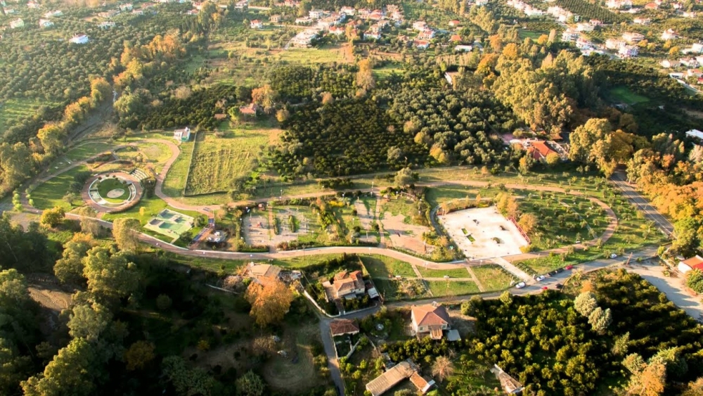 &Epsilon;&mu;&pi;&lambda;&omicron;&upsilon;&tau;ί&sigma;&tau;&eta;&kappa;&epsilon; &mu;&epsilon; 100 &nu;έ&alpha; &delta;έ&nu;&tau;&rho;&alpha; &tau;&omicron; &pi;ά&rho;&kappa;&omicron; &Gamma;&omicron;&upsilon;&delta;έ &sigma;&tau;&eta; &Sigma;&pi;ά&rho;&tau;&eta;