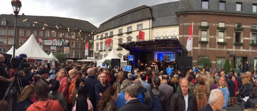 &Pi;&alpha;&rho;&omicron;ύ&sigma;&alpha; &sigma;&tau;&omicron; 1&omicron; Griecheland Festival &eta; &Pi;&epsilon;&rho;&iota;&phi;έ&rho;&epsilon;&iota;&alpha; &Pi;&epsilon;&lambda;&omicron;&pi;&omicron;&nu;&nu;ή&sigma;&omicron;&upsilon;