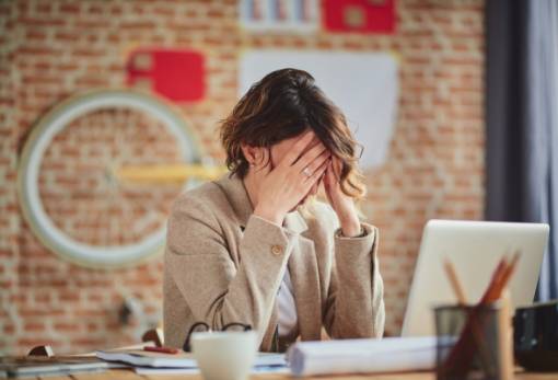 3 λόγοι που ξυπνάς το πρωί με πονοκέφαλο