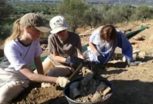 «Μικροί αρχαιολόγοι» εξερευνούν το Ιερό των Αμυκλών