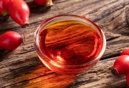 Έλαιο άγριου τριαντάφυλλου: 3 οφέλη του στα μαλλιά και το τριχωτό της κεφαλής