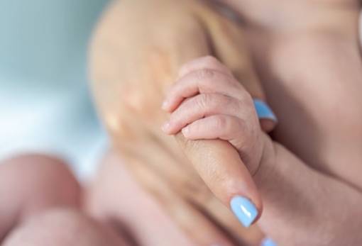 Επίδομα μητρότητας: Τι αλλαγές φέρνει το νέο καθεστώς