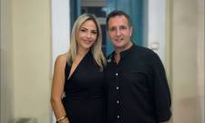 &Tau;&omicron; &kappa;&alpha;&lambda;&omicron;&kappa;&alpha;ί&rho;&iota; έ&kappa;&lambda;&epsilon;&iota;&sigma;&epsilon; &iota;&delta;&alpha;&nu;&iota;&kappa;ά &sigma;&tau;&eta;&nu; &pi;&alpha;&tau;&rho;ί&delta;&alpha; &tau;&eta;&sigmaf; &gamma;&iota;&alpha; &tau;&eta;&nu; &Epsilon;&lambda;. &Phi;&omicron;&upsilon;&nu;&tau;ά