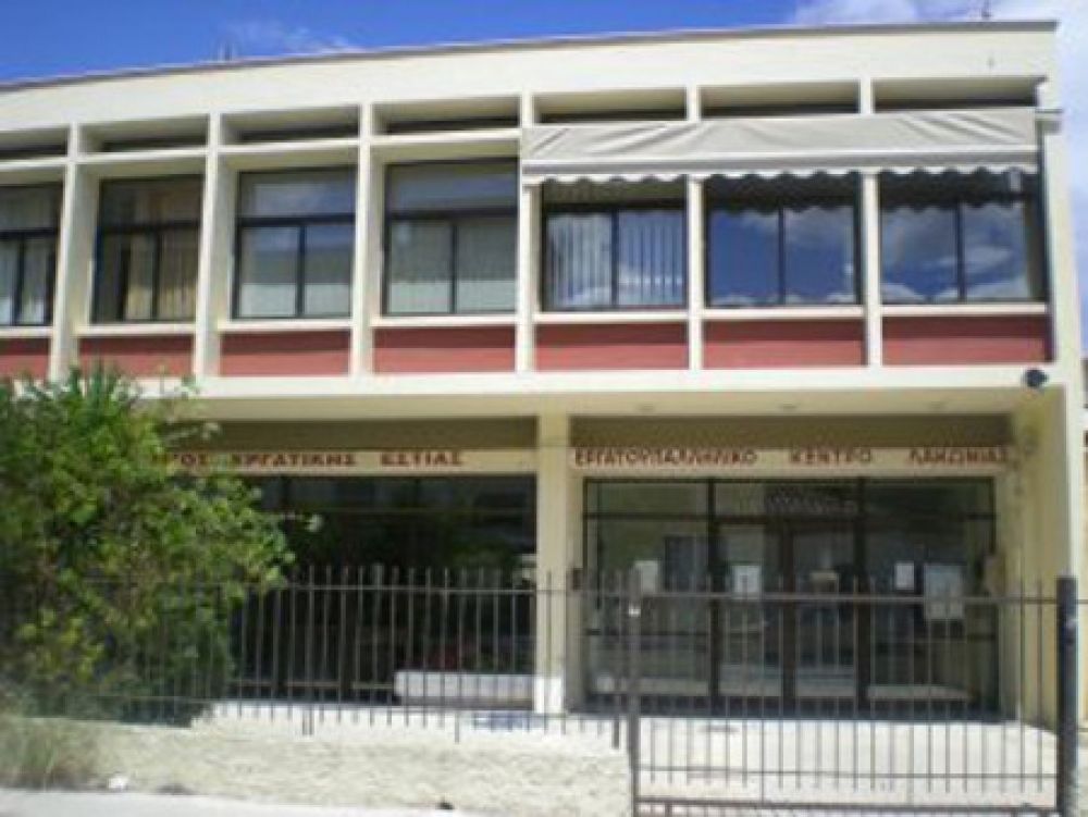 &Epsilon;&rho;&gamma;&alpha;&tau;&iota;&kappa;ό &Kappa;έ&nu;&tau;&rho;&omicron; &Lambda;&alpha;&kappa;&omega;&nu;ί&alpha;&sigmaf;: &laquo;&Tau;&epsilon;&tau;&rho;&alpha;ή&mu;&epsilon;&rho;&eta;, 8&omega;&rho;&eta; &epsilon;&rho;&gamma;&alpha;&sigma;ί&alpha;  &gamma;&iota;&alpha; ό&lambda;&omicron;&upsilon;&sigmaf; &chi;&omega;&rho;ί&sigmaf; &mu;&epsilon;ί&omega;&sigma;&eta; &alpha;&pi;&omicron;&delta;&omicron;&chi;ώ&nu;&raquo;