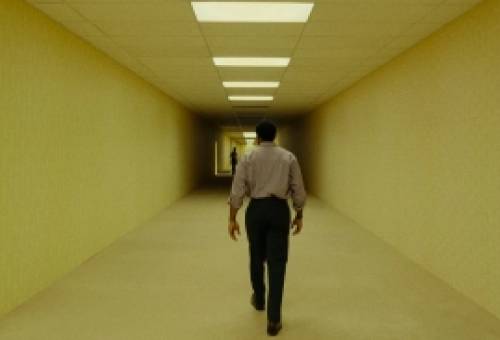 Backrooms: Ο τρόμος του κενού μέσα από τον πρώτο ψηφιακό θρύλο