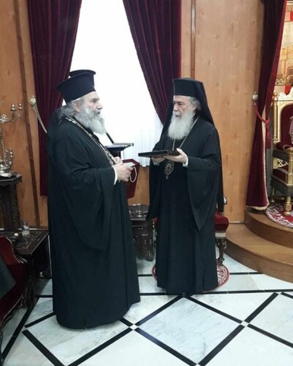 &Sigma;&tau;&omicron;&upsilon;&sigmaf; &Alpha;&gamma;ί&omicron;&upsilon;&sigmaf; &Tau;ό&pi;&omicron;&upsilon;&sigmaf; &pi;&rho;&omicron;&sigma;&kappa;&upsilon;&nu;&eta;&tau;έ&sigmaf; &alpha;&pi;ό &tau;&eta; &Mu;&eta;&tau;&rho;ό&pi;&omicron;&lambda;&eta; &Mu;ά&nu;&eta;&sigmaf;